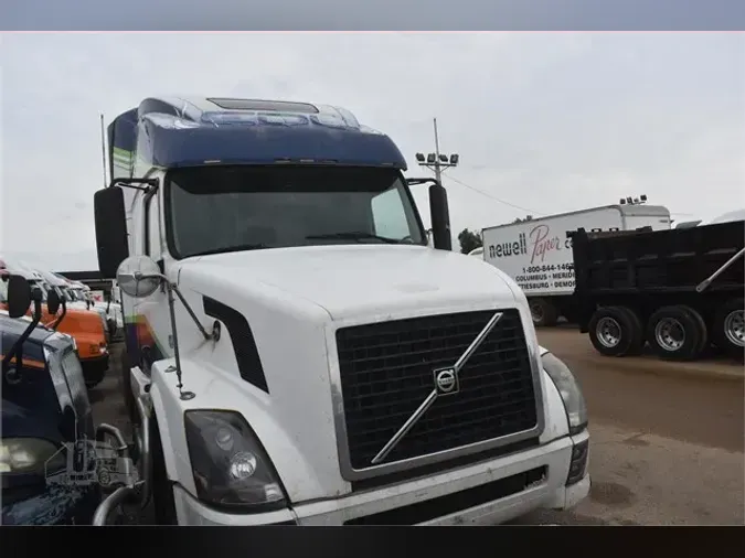 2011 VOLVO VNL64T670