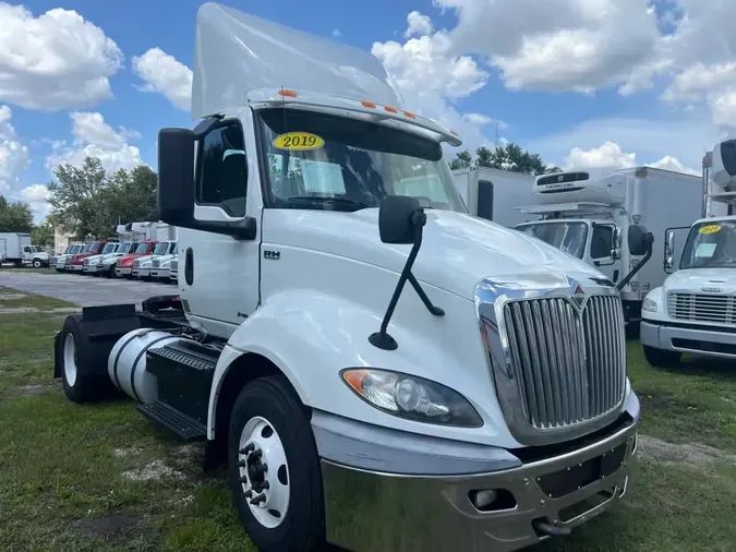 2019 NAVISTAR INTERNATIONAL RH613 DAYCAB S/A