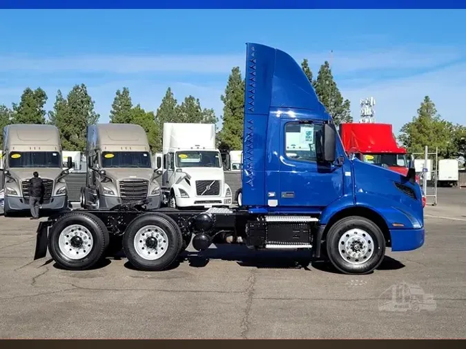 2019 VOLVO VNR64T300