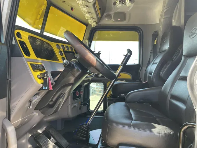 2023 Peterbilt 389