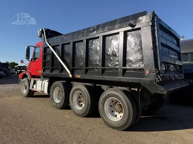 2011 VOLVO VHD64B200