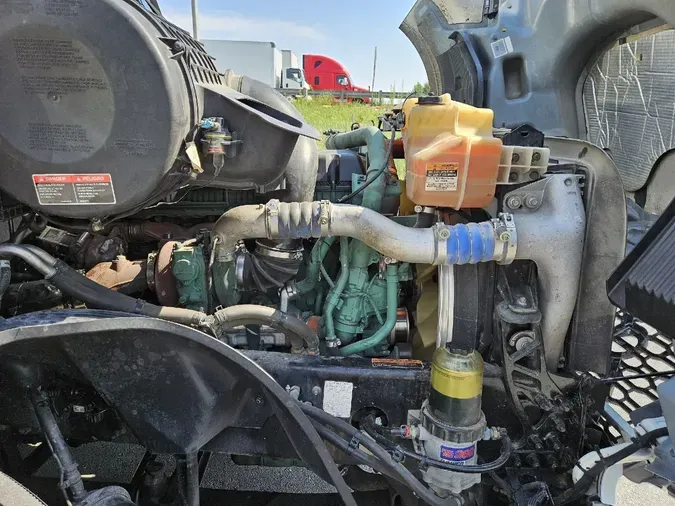 2021 VOLVO VNL64T760