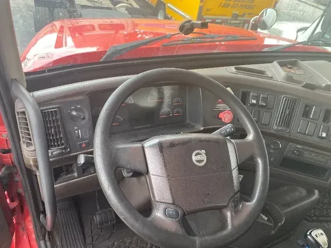 2014 VOLVO VHD64B