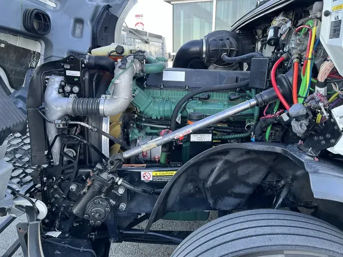 2024 VOLVO VNL64T860