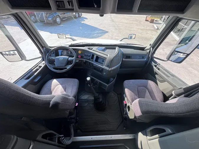 2019 VOLVO VNL64T760