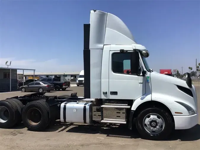 2020 VOLVO VNR300