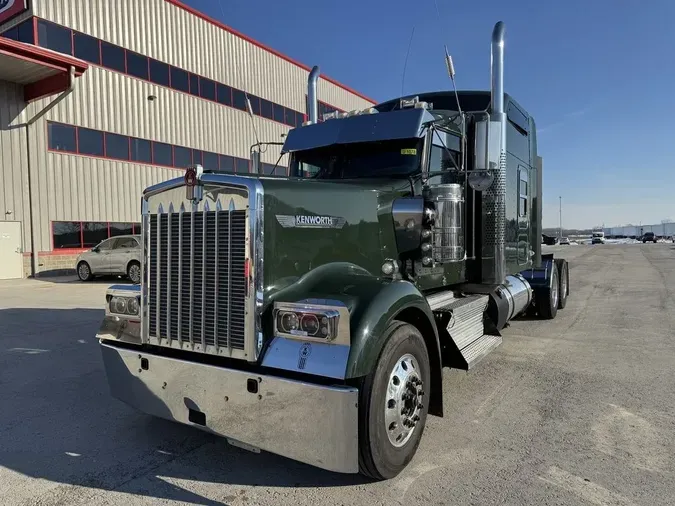 2022 Kenworth W900L