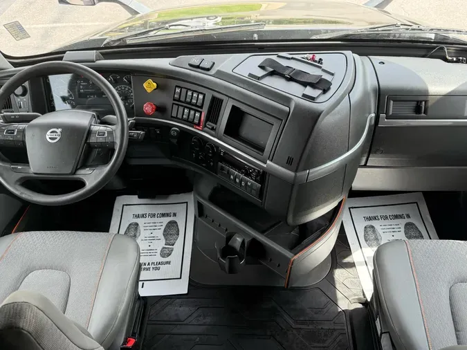 2021 VOLVO VNL64T760
