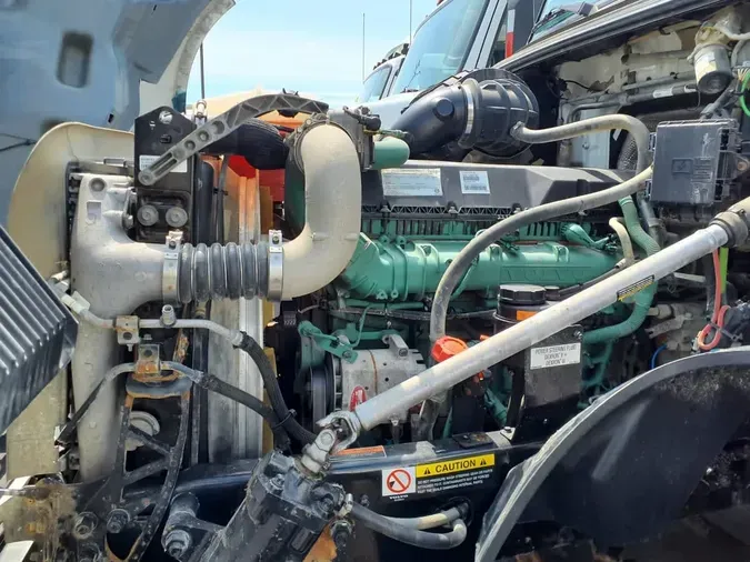 2019 VOLVO VNL64T-300
