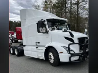 2020 VOLVO VNR64T640