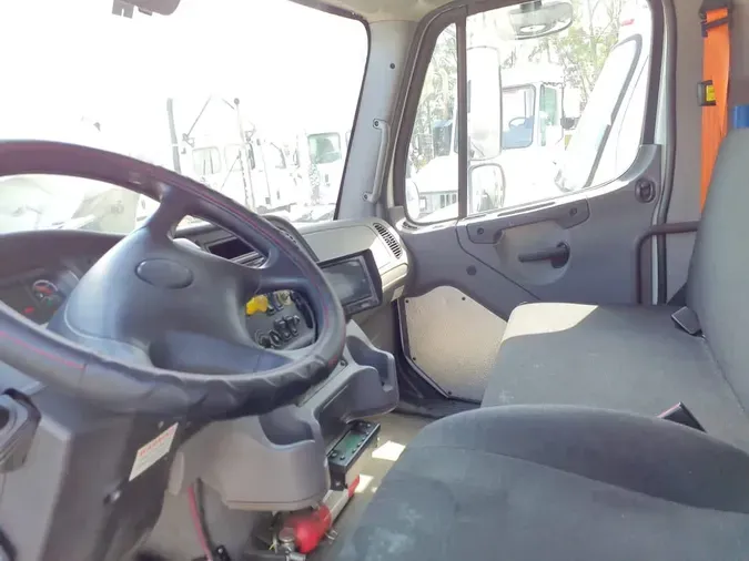 2018 FREIGHTLINER M2 106