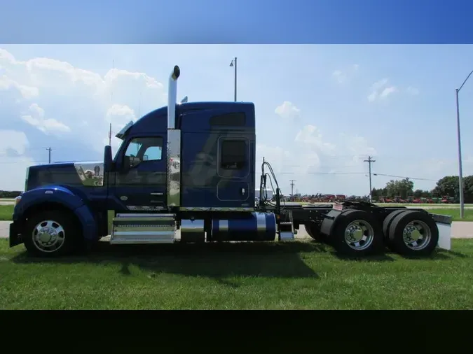 2022 Kenworth W990