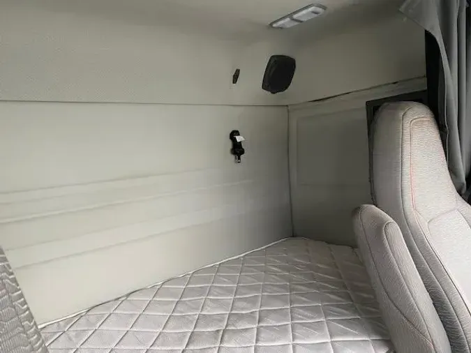 2023 Volvo VNR64T400