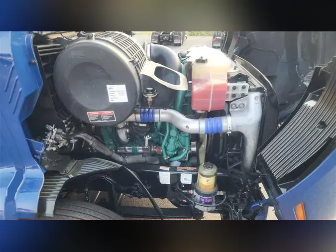 2021 VOLVO VNR64T640