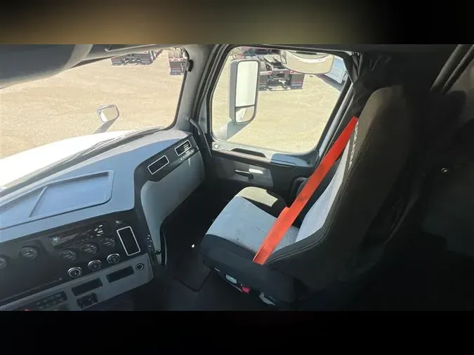 2019 FREIGHTLINER CA126