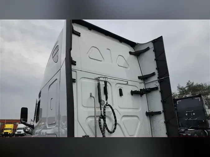 2021 FREIGHTLINER CA126