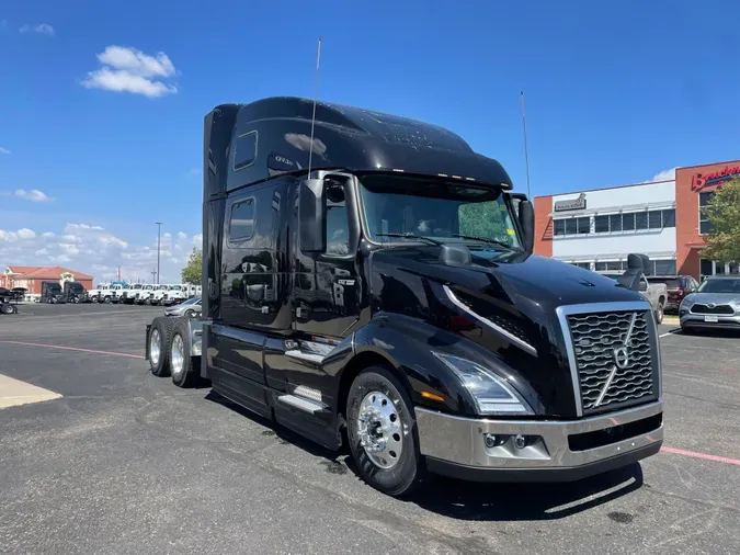 2025 VOLVO VNL64T860