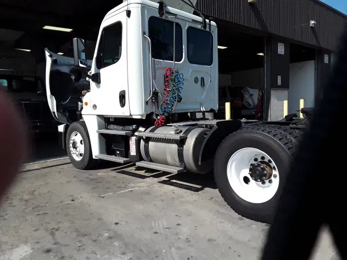 2018 FREIGHTLINER/MERCEDES CASCADIA 125