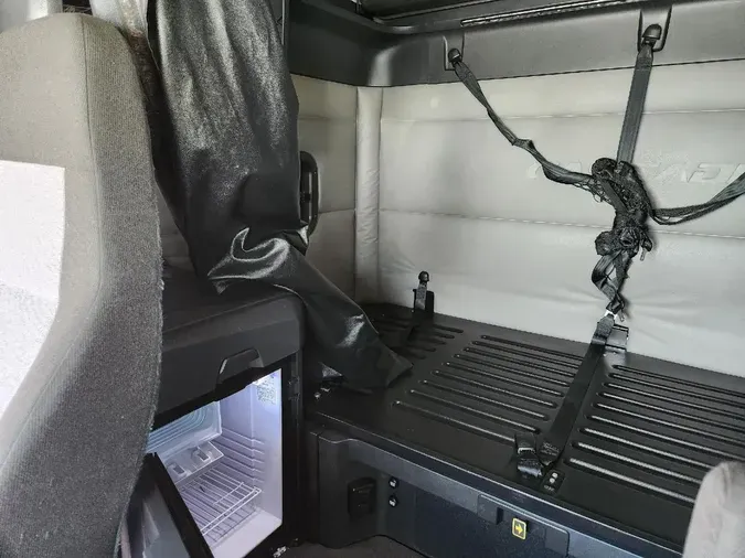 2021 FREIGHTLINER Cascadia 126