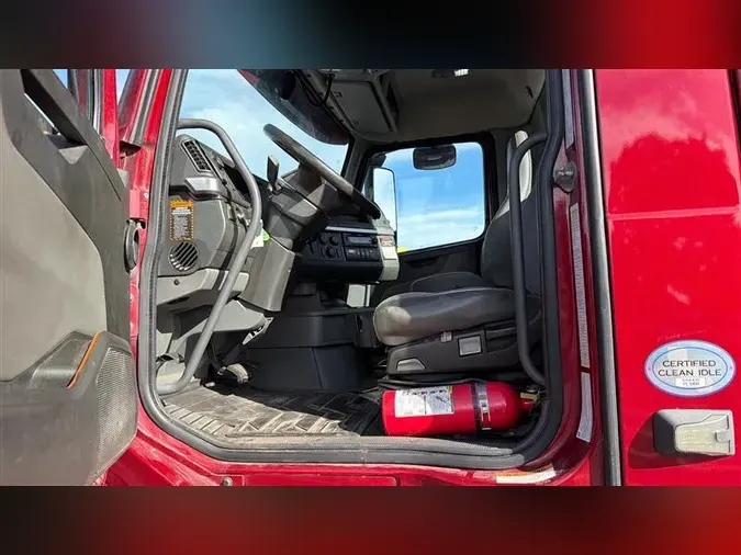 2022 VOLVO VNL64T300