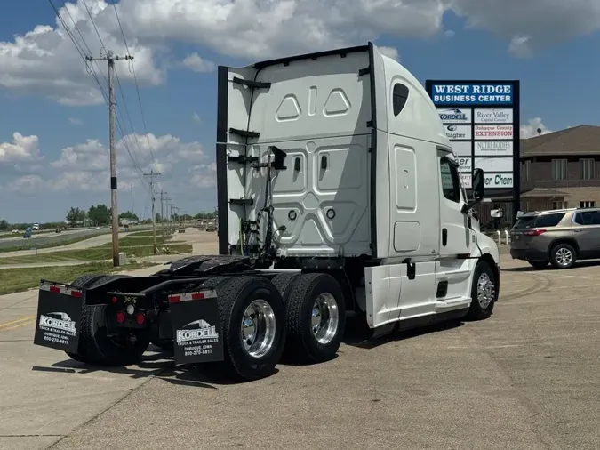 2021 FREIGHTLINER Cascadia 126