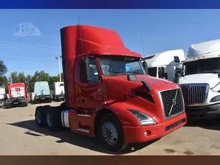 2020 VOLVO VNR64T300