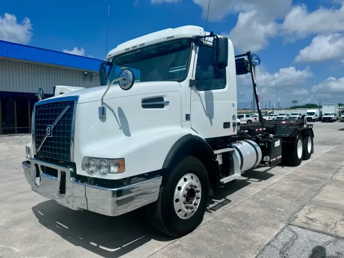 2018 VOLVO VHD64B200