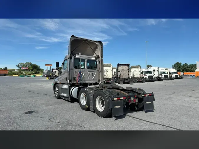2020 Freightliner Cascadia 1265428f8defb0576213f0b0cc87b3c37a8