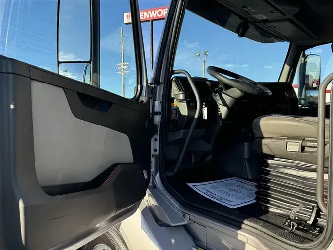 2021 VOLVO VNL64T760