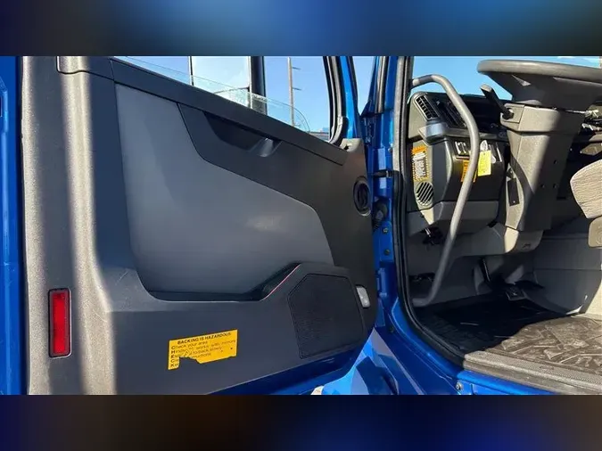 2021 VOLVO VNL760