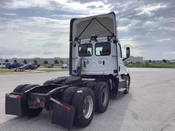 2019 Freightliner Cascadia 126
