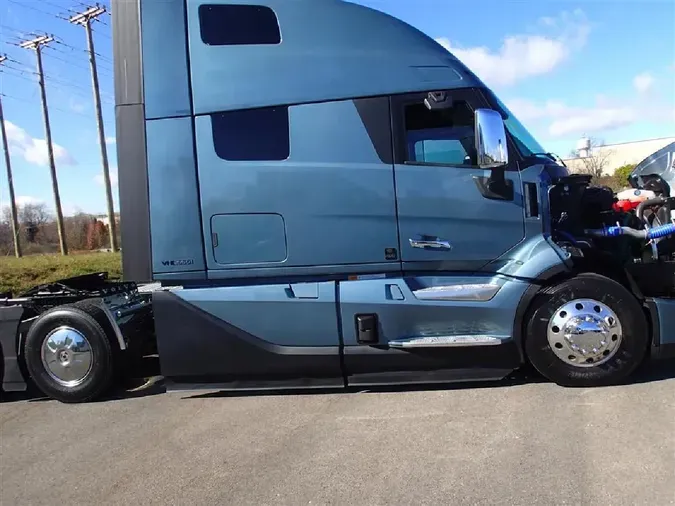 2025 VOLVO VNL64T860