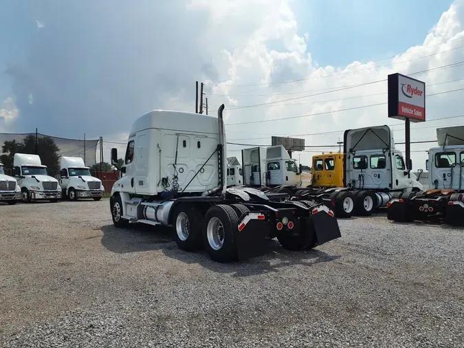2020 FREIGHTLINER CASCADIA 113