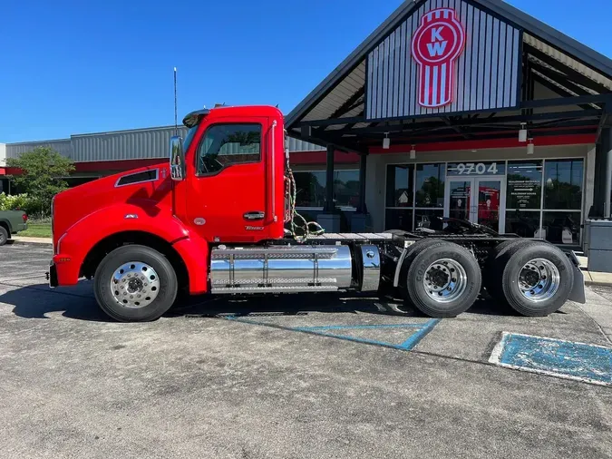 2025 Kenworth T880