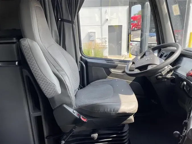 2022 VOLVO VNL760