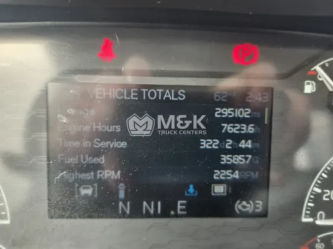 2022 VOLVO VNR64T300