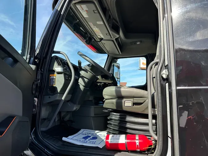 2021 VOLVO VNL64T760