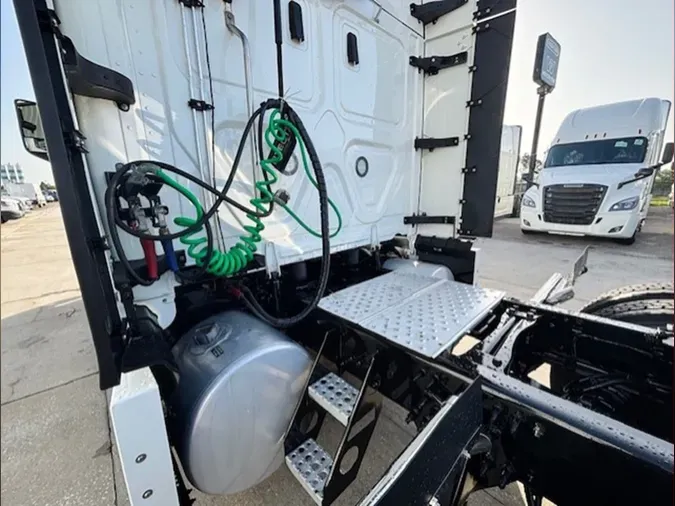 2023 Freightliner Cascadia 126