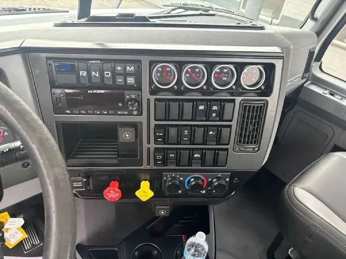 2022 MACK AN64T