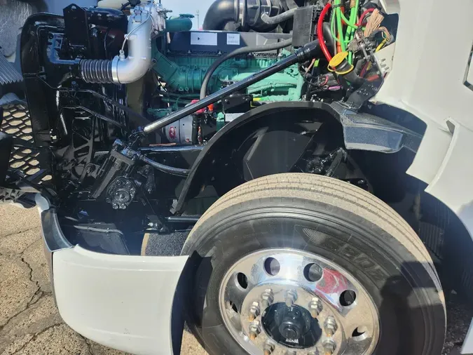 2025 VOLVO VNL64T760