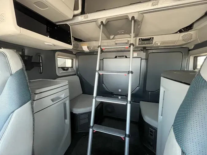 2026 VOLVO VNL64T860