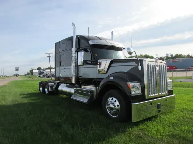 2023 Kenworth W990
