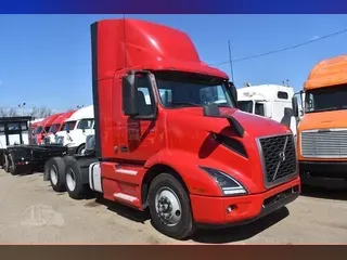 2020 VOLVO VNR64T300