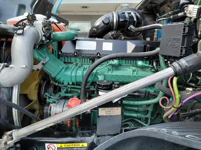 2021 VOLVO VNL64T300