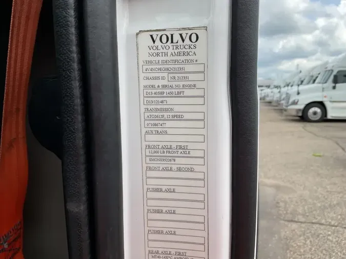 2019 VOLVO VNL64T-300