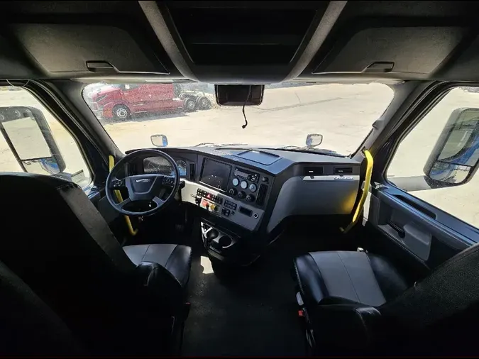 2021 FREIGHTLINER Cascadia 126