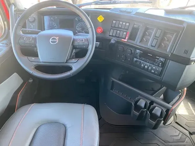 2025 VOLVO VNL64T860