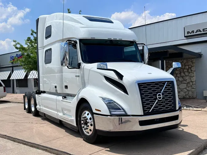 2025 VOLVO VNL64T860