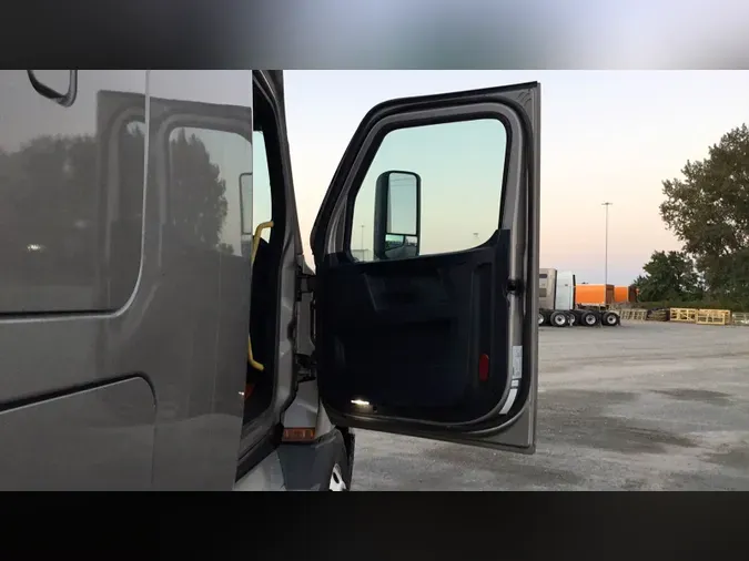2023 Freightliner Cascadia 126