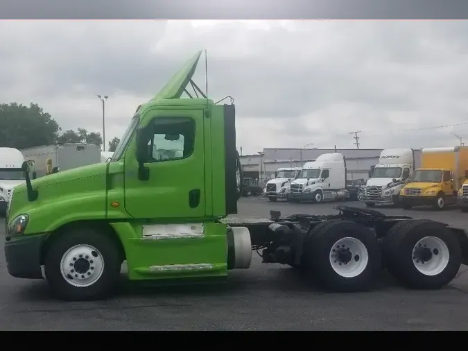 2017 Freightliner X12564ST